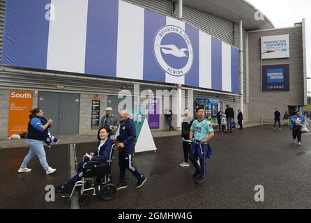 Brighton und Hove, Großbritannien. September 2021. Die Fans von Leicester City kommen vor dem Premier League-Spiel im AMEX Stadium, Brighton und Hove ins Stadion. Bildnachweis sollte lauten: Paul Terry/Sportimage nur zur redaktionellen Verwendung, Lizenz für kommerzielle Nutzung erforderlich. Keine Verwendung bei Wetten, Spielen oder einer Veröffentlichung in einem Club/einer Liga/einem Spieler. Kredit:Sportimage/Alamy Live Nachrichten Stockfoto