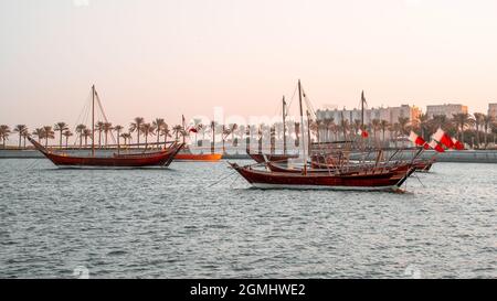 Skyline von Katar zusammen mit einer traditionellen Dhow von katar. Selektiver Fokus Stockfoto