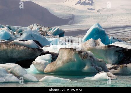 Eisberge, die vom Vatnajoekull Gletscher entstehen gehen ihren Weg bis zum Meer, vorbei an berühmten Joekulsarlon Bay Islands Stockfoto