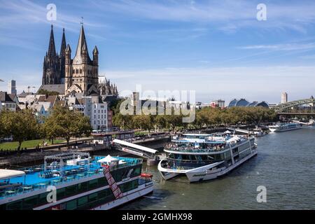 Die Veranstaltung Schiffe RheinFantasie und RheinEnergie der Reederei Köln-Düsseldorfer Deutsche Rheinschiffahrt AG am Rheinufer am t Stockfoto