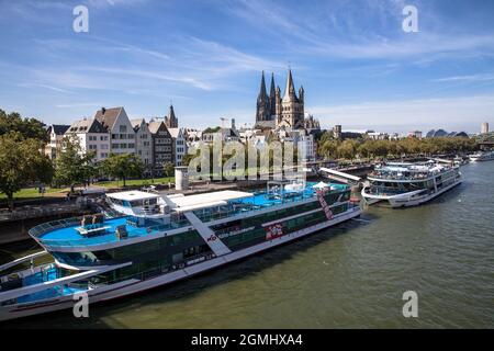 Die Veranstaltung Schiffe RheinFantasie und RheinEnergie der Reederei Köln-Düsseldorfer Deutsche Rheinschiffahrt AG am Rheinufer am t Stockfoto