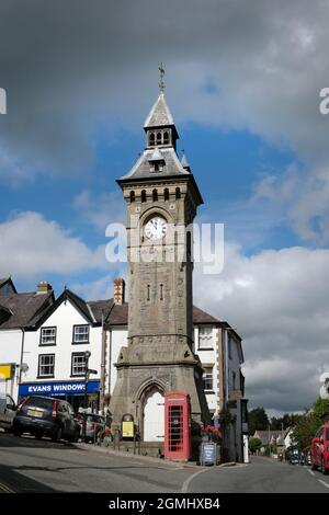 Der viktorianische Uhrenturm, High Street, im Zentrum von Knighton, Powys, Wales, Großbritannien Stockfoto