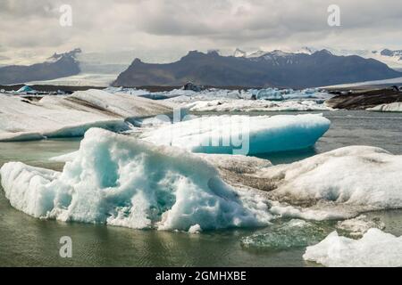 Eisberge, die vom Vatnajoekull Gletscher entstehen gehen ihren Weg bis zum Meer, vorbei an berühmten Joekulsarlon Bay Islands Stockfoto