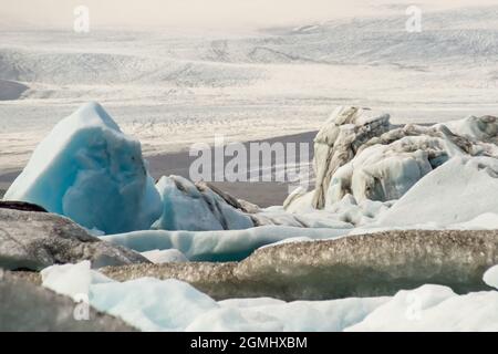 Eisberge, die vom Vatnajoekull Gletscher entstehen gehen ihren Weg bis zum Meer, vorbei an berühmten Joekulsarlon Bay Islands Stockfoto