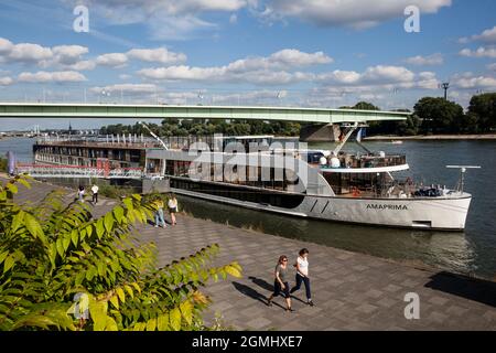 Schiff Amaprima auf dem Rhein, Zoobrücke, Köln, Deutschland. Kreuzfahrschiff Amaprima auf dem Rhein, Zoobrücke, Köln, Deutschland. Stockfoto