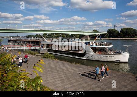 Schiff Amaprima auf dem Rhein, Zoobrücke, Köln, Deutschland. Kreuzfahrschiff Amaprima auf dem Rhein, Zoobrücke, Köln, Deutschland. Stockfoto