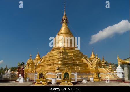 Blick auf die goldene Kuthodaw-Pagode in Mandalay. Stockfoto