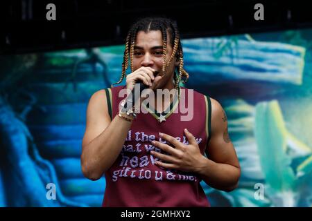 Las Vegas, Usa. September 2021. Rapper 24kGoldn tritt auf der Bühne während des iHeartRadio Music Festival Daytime Konzerte im Area15 in Las Vegas, Nevada am Samstag, 18. September 2021. Foto von James Atoa/UPI Credit: UPI/Alamy Live News Stockfoto