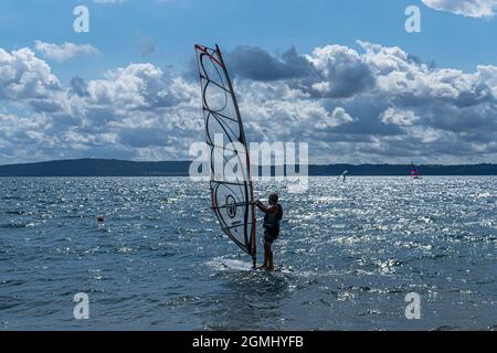 BRACCIANO ITALIEN, GROSSBRITANNIEN. 19. September 2021. Ein Mann, der an einem heißen und stürmischen Tag auf dem Bracciano-See surfing. Windsurfen ist auch bekannt als Segeln und Boardsegeln ist am Bracciano-See beliebt. Kredit: amer ghazzal/Alamy Live Nachrichten Stockfoto