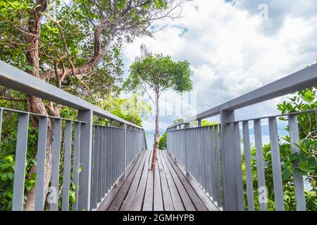 Gehweg zum oberen Aussichtspunkt der Koh Hong Insel neues Wahrzeichen zu sehen wunderschöne Landschaft 360 Grad in der Provinz Krabi, Thailand. Stockfoto