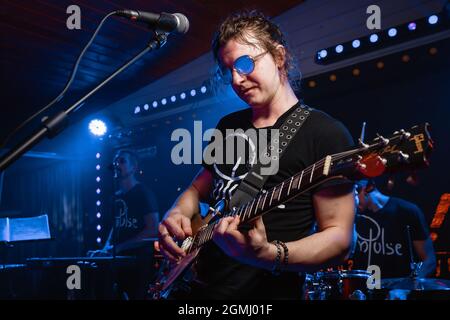 Zaporozhye, Ukraine- März 14 2020 : Mann in runder Sonnenbrille spielt Gitarre Stockfoto