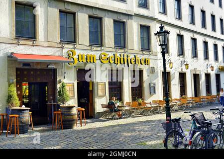 'Zum Schiffchen', das älteste Restaurant/Brauerei in Düsseldorf (gegründet 1628). Es liegt in der beliebten Touristengegend Altstadt. Stockfoto