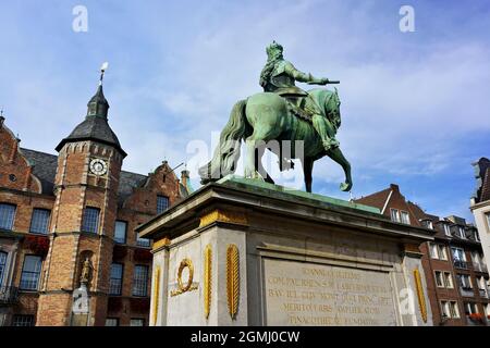 Reiterstatue von Jan Wellem (Johann Wilhelm II.) vom Bildhauer Gabriel Grupello auf dem Marktplatz in Düsseldorf. Errichtet 1711. Stockfoto