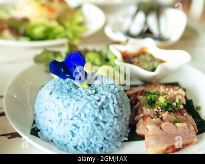 Nahaufnahme von blauem Reis aus Schmetterlingsblüten. Traditionelles thailändisches Kräuterfutter. Stockfoto