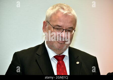 Köln, Deutschland. September 2021. Axel Freimuth, Physiker, Rektor der Universität zu Köln spricht bei der Verleihung der Auszeichnung Köln ehrt die BioNTech-Gründer im Rathaus. Die beiden Forscher unterzeichnen das Goldene Buch der Stadt und die Universität zu Köln verleiht ihnen die Ehrendoktorwürde. Quelle: Horst Galuschka/dpa/Alamy Live News Stockfoto