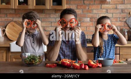 Fröhliche Familie unterhaltsam, Kochen zusammen zu Hause. Stockfoto