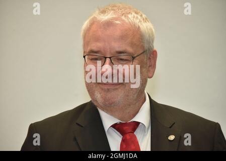 Köln, Deutschland. September 2021. Axel Freimuth, Physiker, Rektor der Universität zu Köln spricht bei der Verleihung der Auszeichnung Köln ehrt die BioNTech-Gründer im Rathaus. Die beiden Forscher unterzeichnen das Goldene Buch der Stadt und die Universität zu Köln verleiht ihnen die Ehrendoktorwürde. Quelle: Horst Galuschka/dpa/Alamy Live News Stockfoto