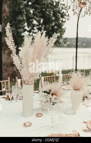 Abendessen im Freien bei der Hochzeit mit hausgemachten Garnierungen Stockfoto