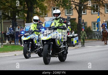 Linköping, Schweden. September 2021. Die Königlich Schwedische Kavallerie Band mit Pferden des Verbandes der berittenen Garde führt am Sonntag eine Reitparade durch die Stadt Linköping durch. Die Royal Swedish Cavalry Band ist eine von drei professionellen Militärbands der schwedischen Streitkräfte. Die Band zeichnet ihre Abstammung bis in die 1500er Jahre zurück, als König Gustav Vasa sein erstes Pferdebregiment aufzog. Heute ist die Royal Swedish Cavalry Band eine der wenigen berittenen Bands der Welt. Quelle: Jeppe Gustafsson/Alamy Live News Stockfoto