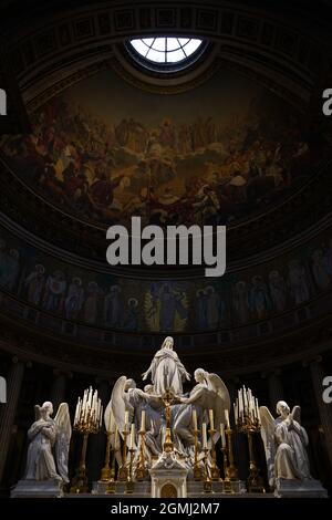 Das Innere der berühmten Kirche LEGLISE de la Madeleine mit einer Marmorstatue der Hl. Maria Magdalena über dem Altar und einer wunderschönen Kuppel Stockfoto