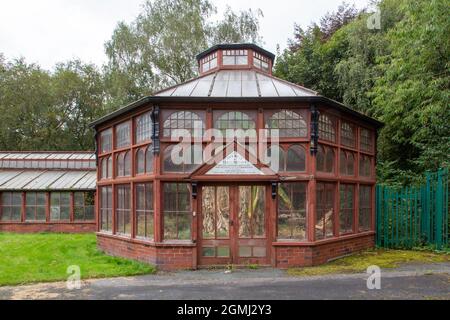 Der semi-verötete Edwardian Neild Pavilion, ein Glashaus im Stamford Park, Ashton-under-Lyne, Manchester, Großbritannien Stockfoto