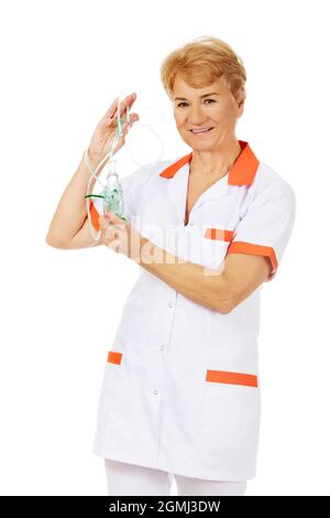 Ein lächelnder älterer Arzt mit einer Sauerstoffmaske Stockfoto