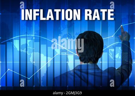 Hintergrund der Inflationsrate in Blau, wobei Grafik und Mann auf die Wachstumsgrafik zeigen. Anstieg des Inflationskonzepts Stockfoto