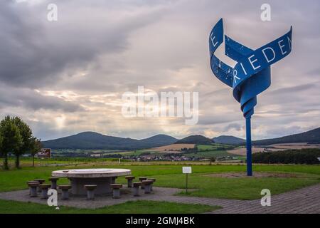 Wanderweg am ehemaligen innerdeutschen Grenzpunkt Alpha Peace Greyhound Stockfoto