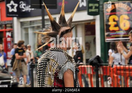 Junger Mann mit Punk-Frisur in Camden Town, London, Großbritannien. Stockfoto