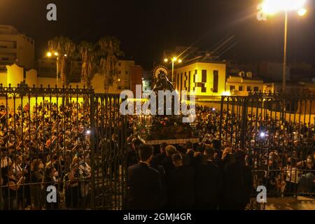 19. September 2021: 19. September 2021 (Malaga) am Sonntag, dem 19., gegen sechs Uhr morgens verließ der Soledad de San Pablo die Kirche San Pablo auf einfachen Wegen mit Platz für ein Dutzend Träger zur Kathedrale. Sein Transfer ist der Grund für die Ausstellung, die anlässlich des 100. Jahrestages seiner Entstehung in der Heiligen Kathedrale von Malaga eröffnet wird (Bildquelle: © Lorenzo Carnero/ZUMA Press Wire) Stockfoto