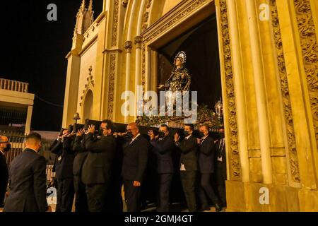 19. September 2021: 19. September 2021 (Malaga) am Sonntag, dem 19., gegen sechs Uhr morgens verließ der Soledad de San Pablo die Kirche San Pablo auf einfachen Wegen mit Platz für ein Dutzend Träger zur Kathedrale. Sein Transfer ist der Grund für die Ausstellung, die anlässlich des 100. Jahrestages seiner Entstehung in der Heiligen Kathedrale von Malaga eröffnet wird (Bildquelle: © Lorenzo Carnero/ZUMA Press Wire) Stockfoto