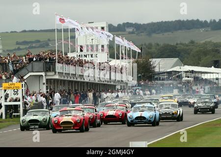 Goodwood, West Sussex, Großbritannien. September 2021. Start des RAC TT-Feierstands mit Fahrer Jenson Button beim Goodwood Revival in Goodwood, West Sussex, Großbritannien. Quelle: Malcolm Greig/Alamy Live News Stockfoto