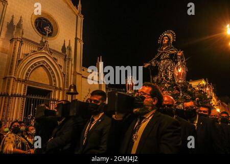 19. September 2021: 19. September 2021 (Malaga) am Sonntag, dem 19., gegen sechs Uhr morgens verließ der Soledad de San Pablo die Kirche San Pablo auf einfachen Wegen mit Platz für ein Dutzend Träger zur Kathedrale. Sein Transfer ist der Grund für die Ausstellung, die anlässlich des 100. Jahrestages seiner Entstehung in der Heiligen Kathedrale von Malaga eröffnet wird (Bildquelle: © Lorenzo Carnero/ZUMA Press Wire) Stockfoto