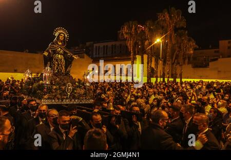 19. September 2021: 19. September 2021 (Malaga) am Sonntag, dem 19., gegen sechs Uhr morgens verließ der Soledad de San Pablo die Kirche San Pablo auf einfachen Wegen mit Platz für ein Dutzend Träger zur Kathedrale. Sein Transfer ist der Grund für die Ausstellung, die anlässlich des 100. Jahrestages seiner Entstehung in der Heiligen Kathedrale von Malaga eröffnet wird (Bildquelle: © Lorenzo Carnero/ZUMA Press Wire) Stockfoto