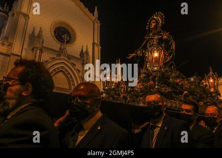 19. September 2021: 19. September 2021 (Malaga) am Sonntag, dem 19., gegen sechs Uhr morgens verließ der Soledad de San Pablo die Kirche San Pablo auf einfachen Wegen mit Platz für ein Dutzend Träger zur Kathedrale. Sein Transfer ist der Grund für die Ausstellung, die anlässlich des 100. Jahrestages seiner Entstehung in der Heiligen Kathedrale von Malaga eröffnet wird (Bildquelle: © Lorenzo Carnero/ZUMA Press Wire) Stockfoto