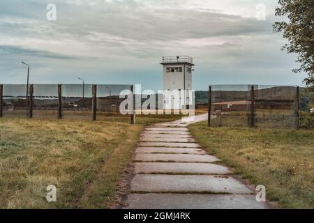 DDR-Grenzzaun mit Beobachtungsturm an der innerdeutschen Grenze Stockfoto