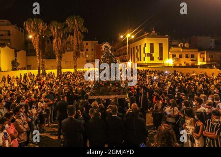 19. September 2021: 19. September 2021 (Malaga) am Sonntag, dem 19., gegen sechs Uhr morgens verließ der Soledad de San Pablo die Kirche San Pablo auf einfachen Wegen mit Platz für ein Dutzend Träger zur Kathedrale. Sein Transfer ist der Grund für die Ausstellung, die anlässlich des 100. Jahrestages seiner Entstehung in der Heiligen Kathedrale von Malaga eröffnet wird (Bildquelle: © Lorenzo Carnero/ZUMA Press Wire) Stockfoto