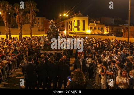 19. September 2021: 19. September 2021 (Malaga) am Sonntag, dem 19., gegen sechs Uhr morgens verließ der Soledad de San Pablo die Kirche San Pablo auf einfachen Wegen mit Platz für ein Dutzend Träger zur Kathedrale. Sein Transfer ist der Grund für die Ausstellung, die anlässlich des 100. Jahrestages seiner Entstehung in der Heiligen Kathedrale von Malaga eröffnet wird (Bildquelle: © Lorenzo Carnero/ZUMA Press Wire) Stockfoto