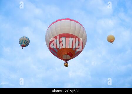 Low-Angle-Ansicht von drei Heißluftballons, die am Himmel fliegen Stockfoto