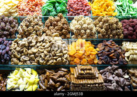 Theke mit getrockneten Früchten und verschiedenen Süßigkeiten am Großen Basar in der Türkei Stockfoto