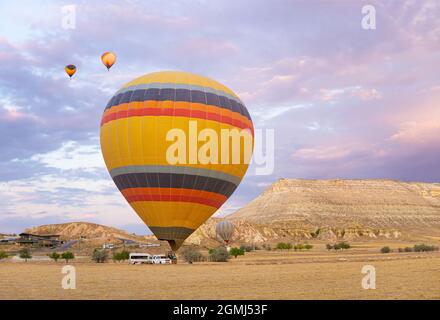 Heißluftballon bereit zum Start bei Sonnenaufgang in Kappadokien, Türkei Stockfoto