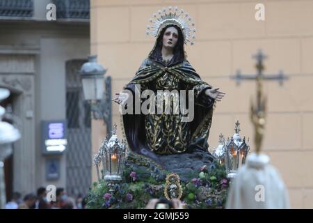 19. September 2021: 19. September 2021 (Malaga) am Sonntag, dem 19., gegen sechs Uhr morgens verließ der Soledad de San Pablo die Kirche San Pablo auf einfachen Wegen mit Platz für ein Dutzend Träger zur Kathedrale. Sein Transfer ist der Grund für die Ausstellung, die anlässlich des 100. Jahrestages seiner Entstehung in der Heiligen Kathedrale von Malaga eröffnet wird (Bildquelle: © Lorenzo Carnero/ZUMA Press Wire) Stockfoto