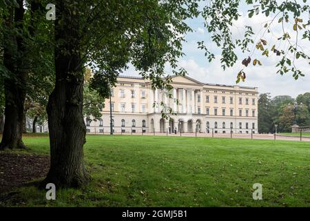 Oslo, Norwegen. September 2021. Der Panoramablick auf den Königspalast im Stadtzentrum Stockfoto