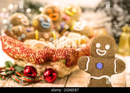 Lebkuchenmann, Weihnachts-Lebkuchenkekse, Weihnachtsbonbons und Desserts Stockfoto