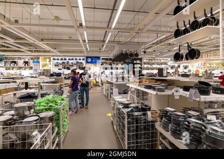 Khimki, Russland - Juli 25. 2021. Das Innere des Ikea-Speichers, die Abteilung für Küchenbedarf Stockfoto