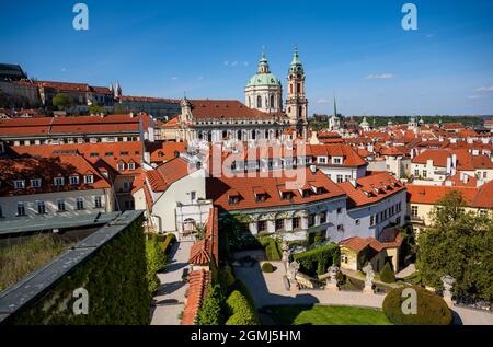 Blick vom Vrtbovska-Garten auf das rote Dach der Prager Kleinseite, der Nikolaikirche und dem Komplex der Prager Burg, Tschechische republik. Stockfoto