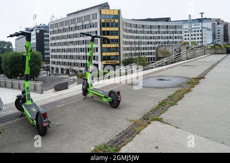 Oslo, Norwegen. 2021. September. Zwei Elektroroller auf einem Bürgersteig im Stadtzentrum Stockfoto