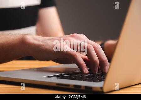 Nahaufnahme der Person, die die Hand auf der Tastatur tippt. Hochwertige Fotos Stockfoto