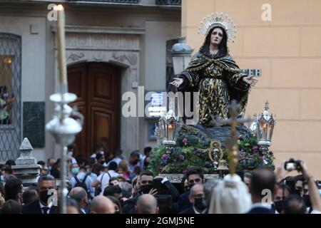 19. September 2021: 19. September 2021 (Malaga) am Sonntag, dem 19., gegen sechs Uhr morgens verließ der Soledad de San Pablo die Kirche San Pablo auf einfachen Wegen mit Platz für ein Dutzend Träger zur Kathedrale. Sein Transfer ist der Grund für die Ausstellung, die anlässlich des 100. Jahrestages seiner Entstehung in der Heiligen Kathedrale von Malaga eröffnet wird (Bildquelle: © Lorenzo Carnero/ZUMA Press Wire) Stockfoto