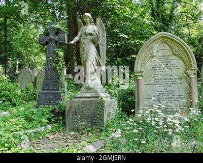 Skulptur eines Engels auf einem Grab, Highgate Cemetery, London, Großbritannien. Stockfoto